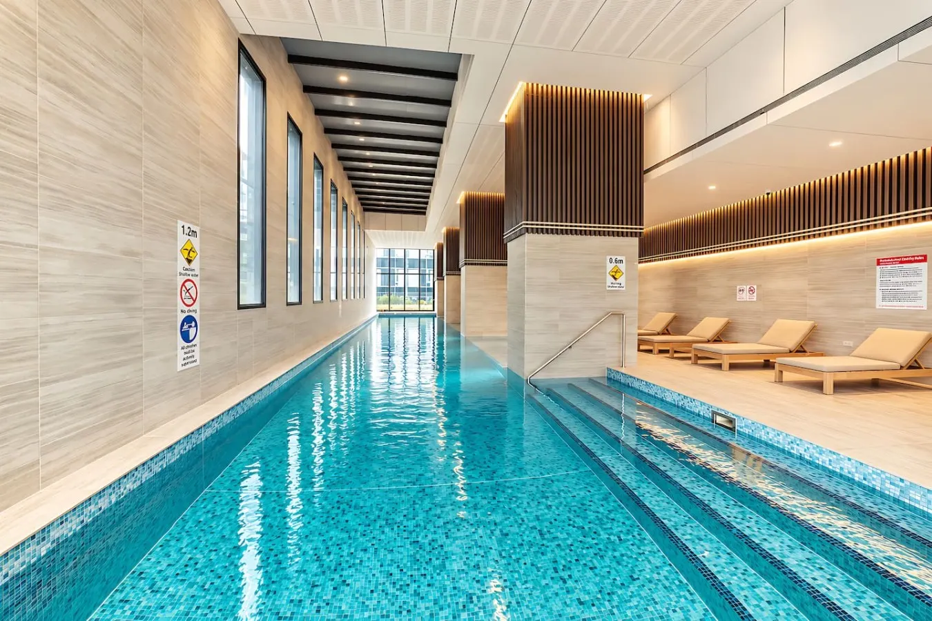 Central Melbourne 2BR Pool, Gym & City Views 5