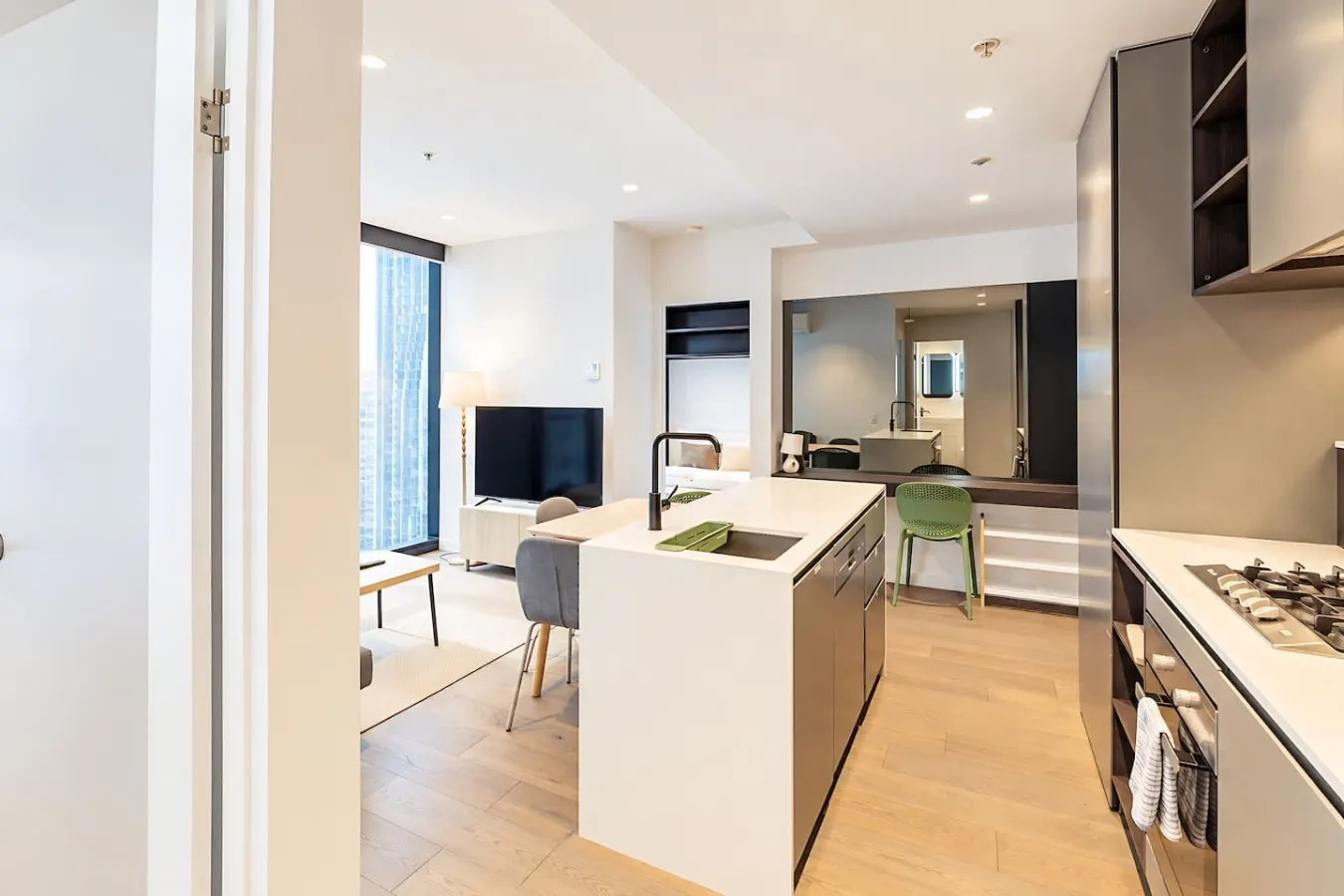 Central Melbourne 2BR Pool, Gym & City Views 6
