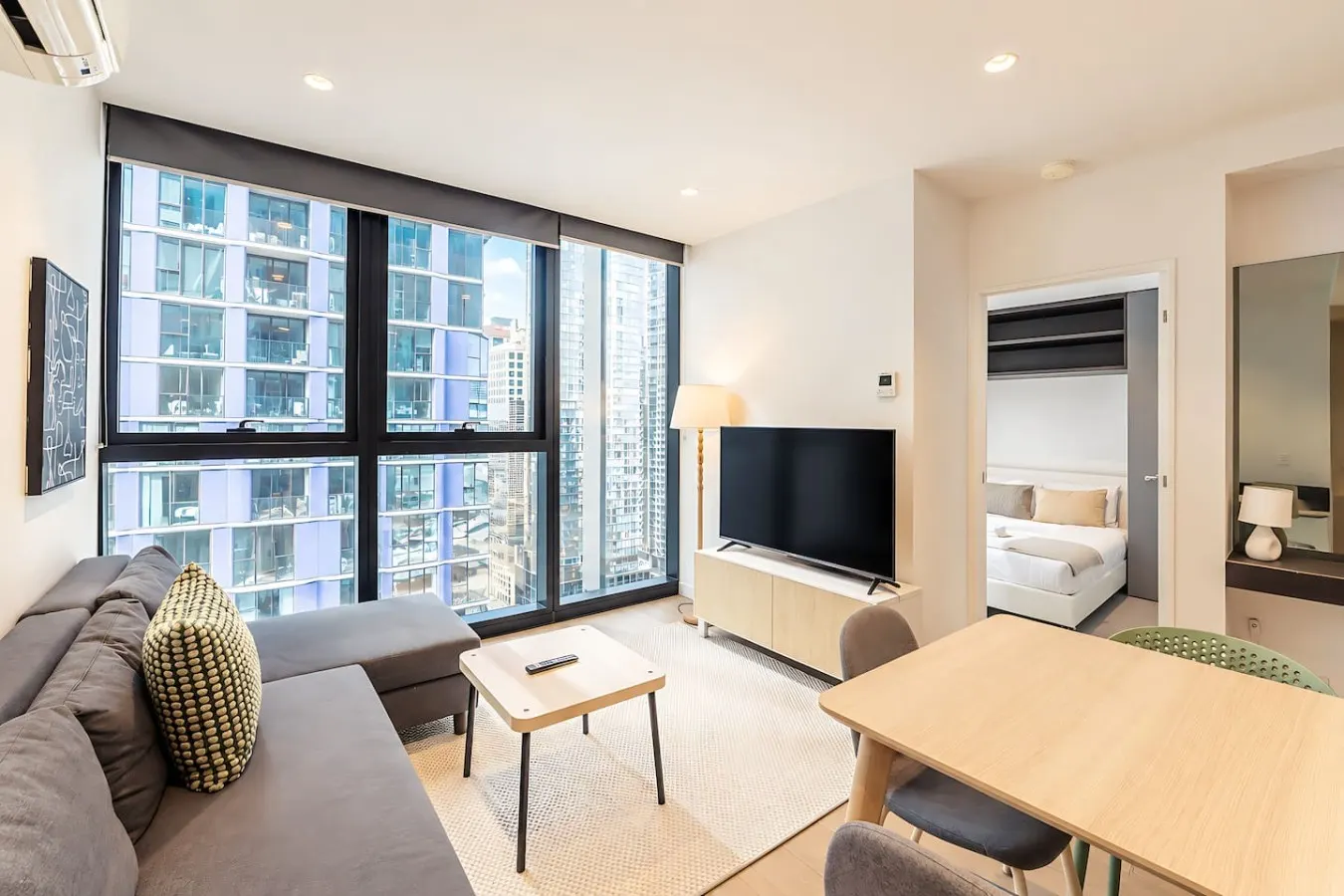 Central Melbourne 2BR Pool, Gym & City Views 7