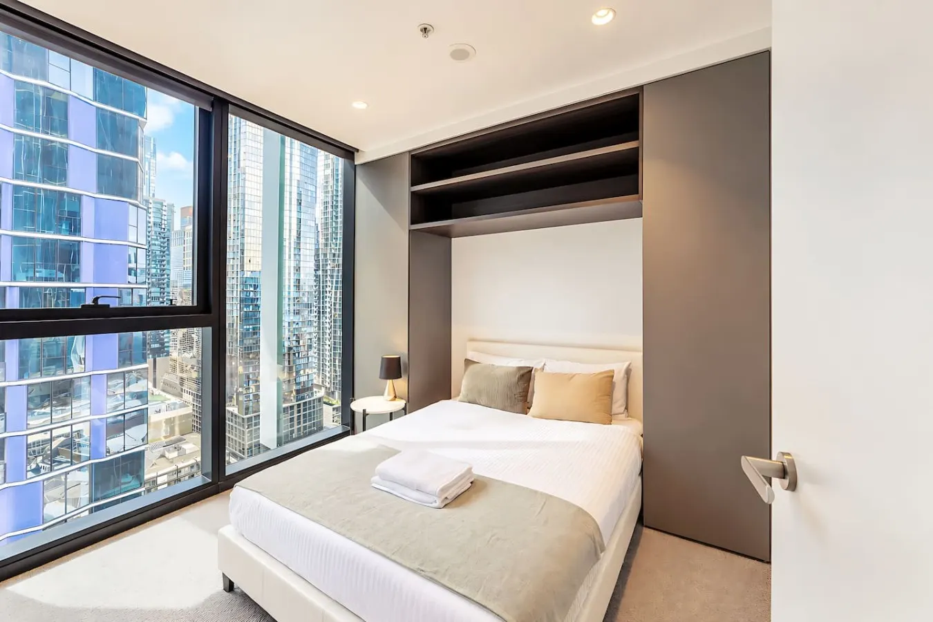 Central Melbourne 2BR Pool, Gym & City Views 8