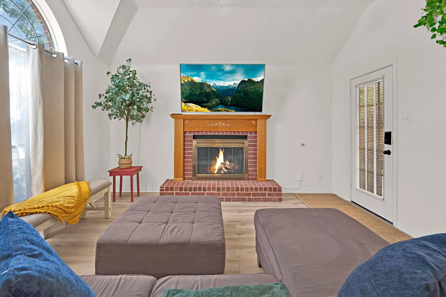 Whisper Hollow: Spa, Game Room
