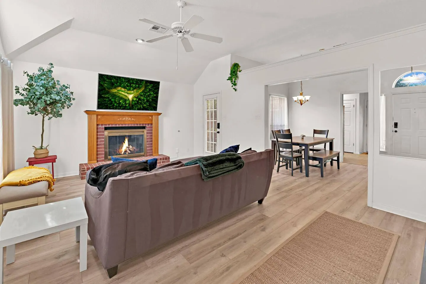 Whisper Hollow: Spa, Game Room 9