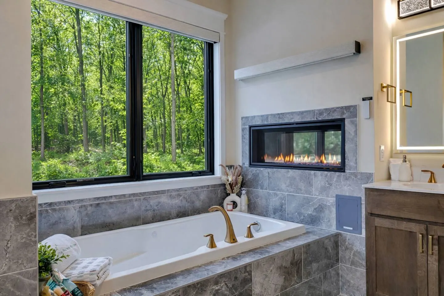 Poconos Luxury Resort: Pool, Theater, Games 10