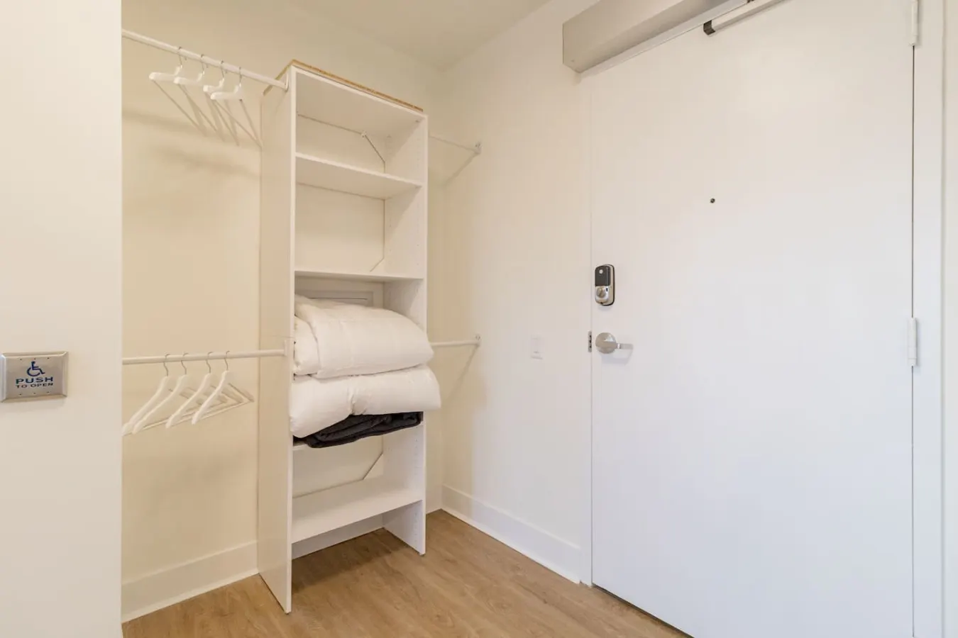 1 Bedroom Condo- Hot Tub, 1 min to beach - 303 — photo 2