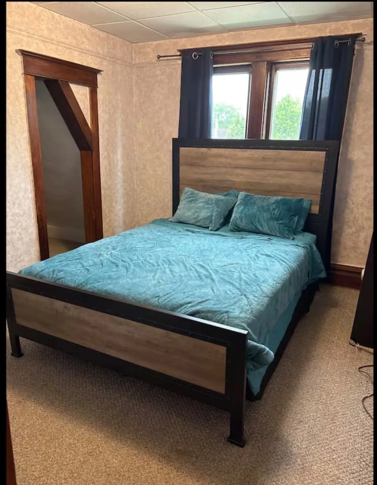 Wolf Den — photo 4