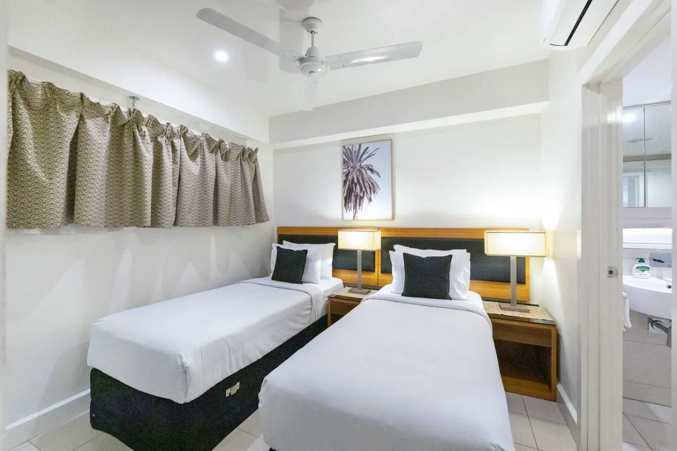 Sunny Shores: Sea Front ~ City Views ~ Gym ~ Pool 16