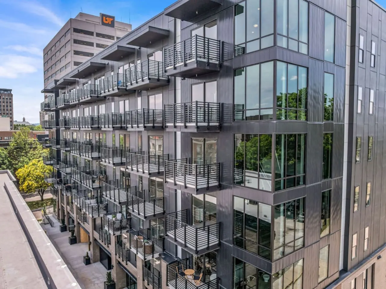 Lone Tree Pass | King + Queen | Balcony + Parking