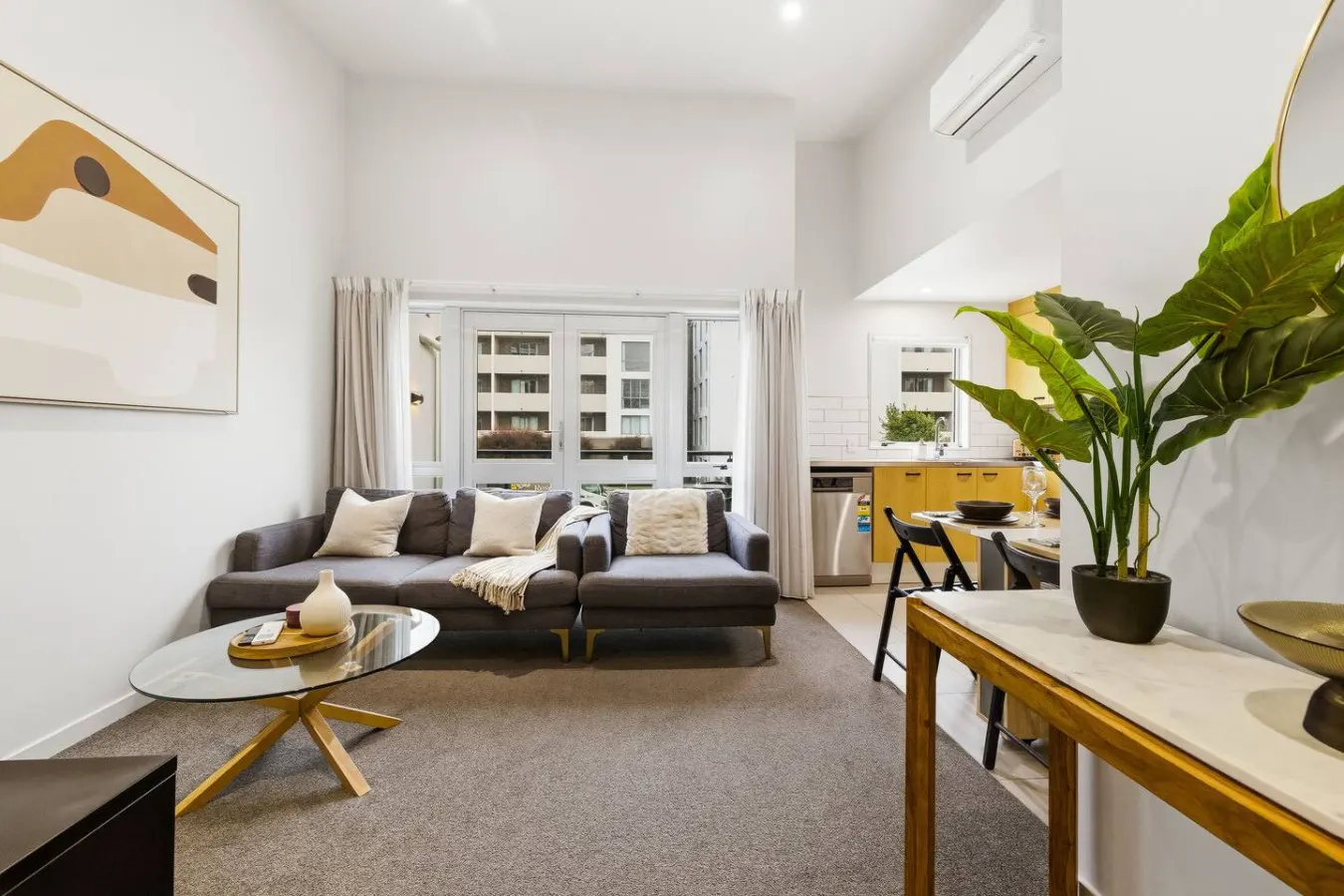 Central apartment next to Cathedral, FREE carpark