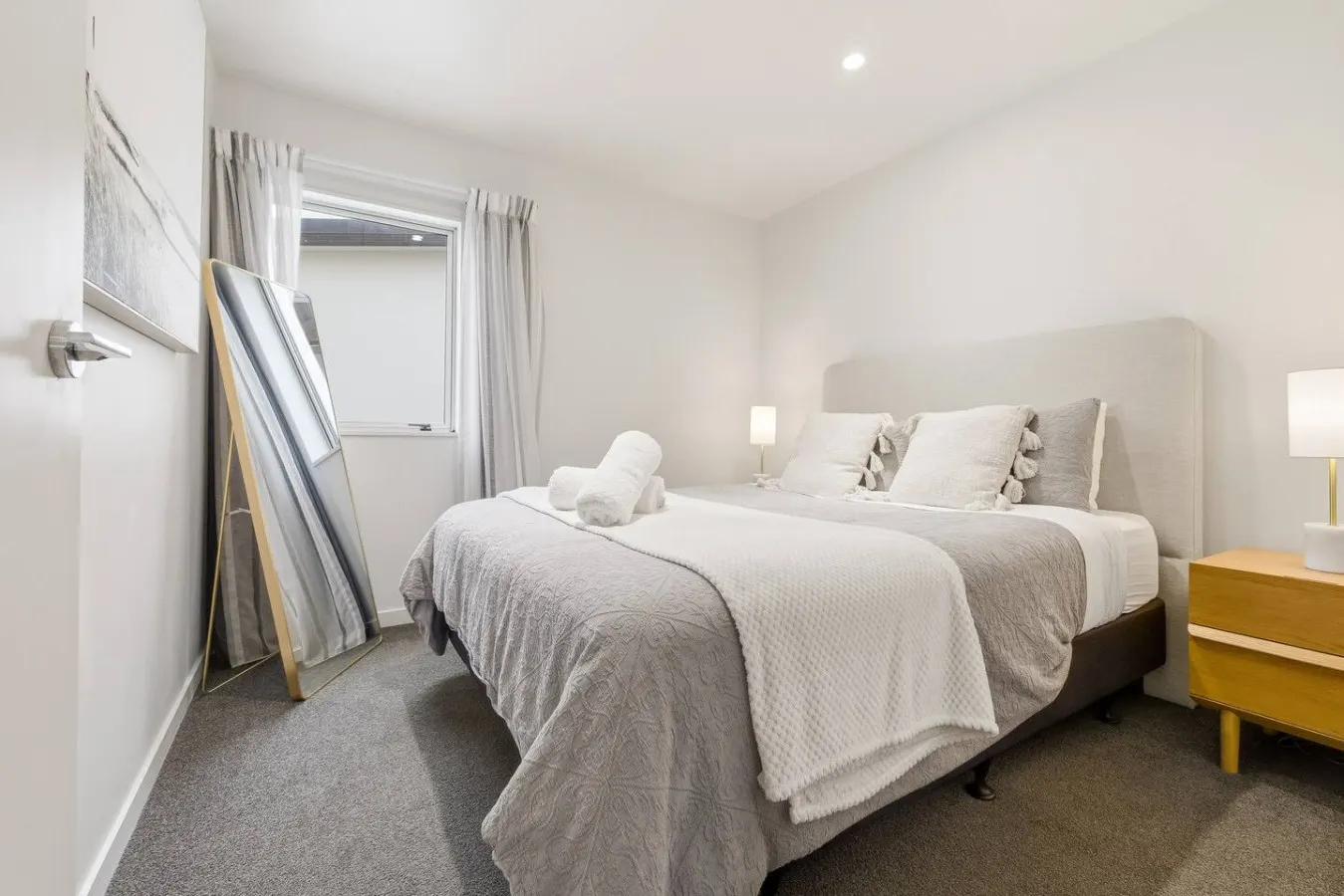 Central apartment next to Cathedral, FREE carpark 2