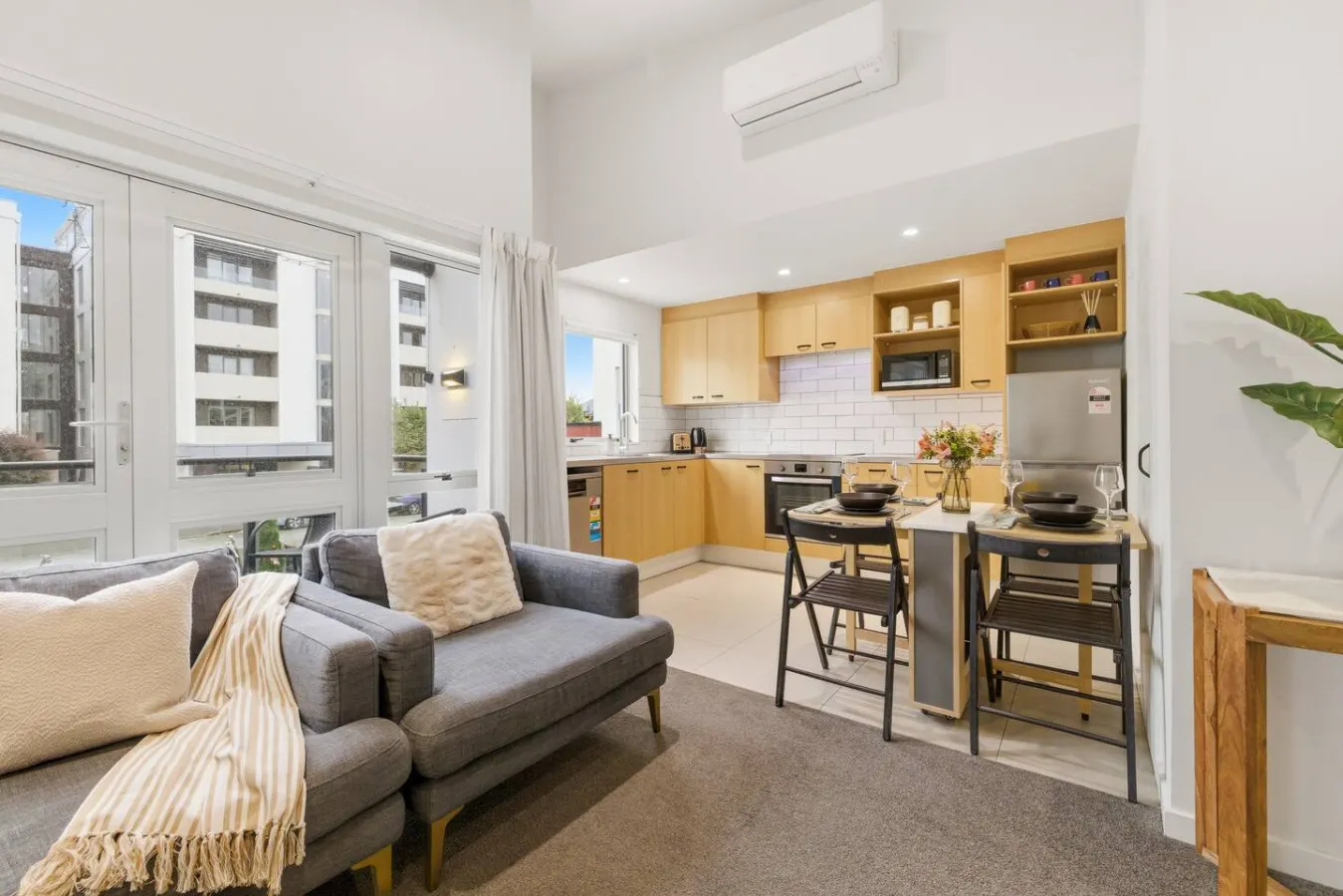 Central apartment next to Cathedral, FREE carpark 10