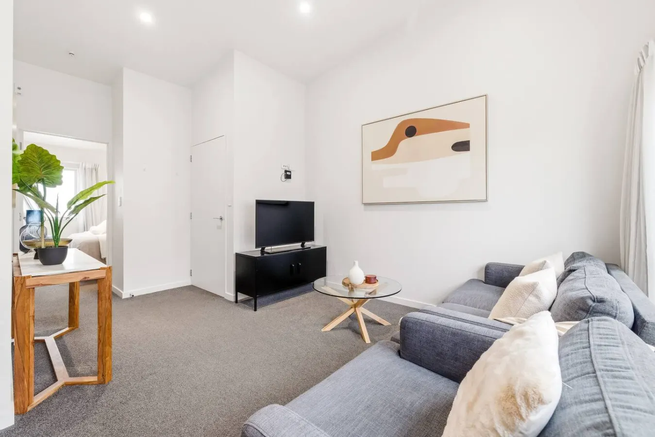 Central apartment next to Cathedral, FREE carpark 13