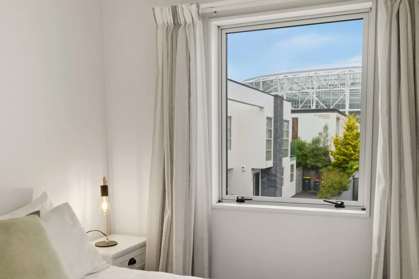 Central apartment next to Cathedral, FREE carpark 4