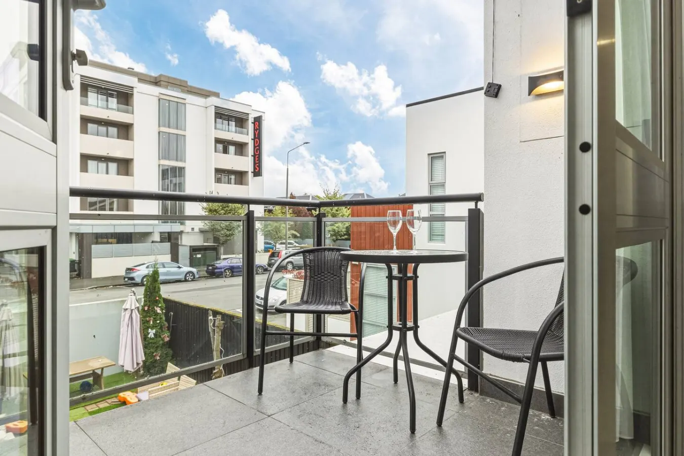 Central apartment next to Cathedral, FREE carpark 7