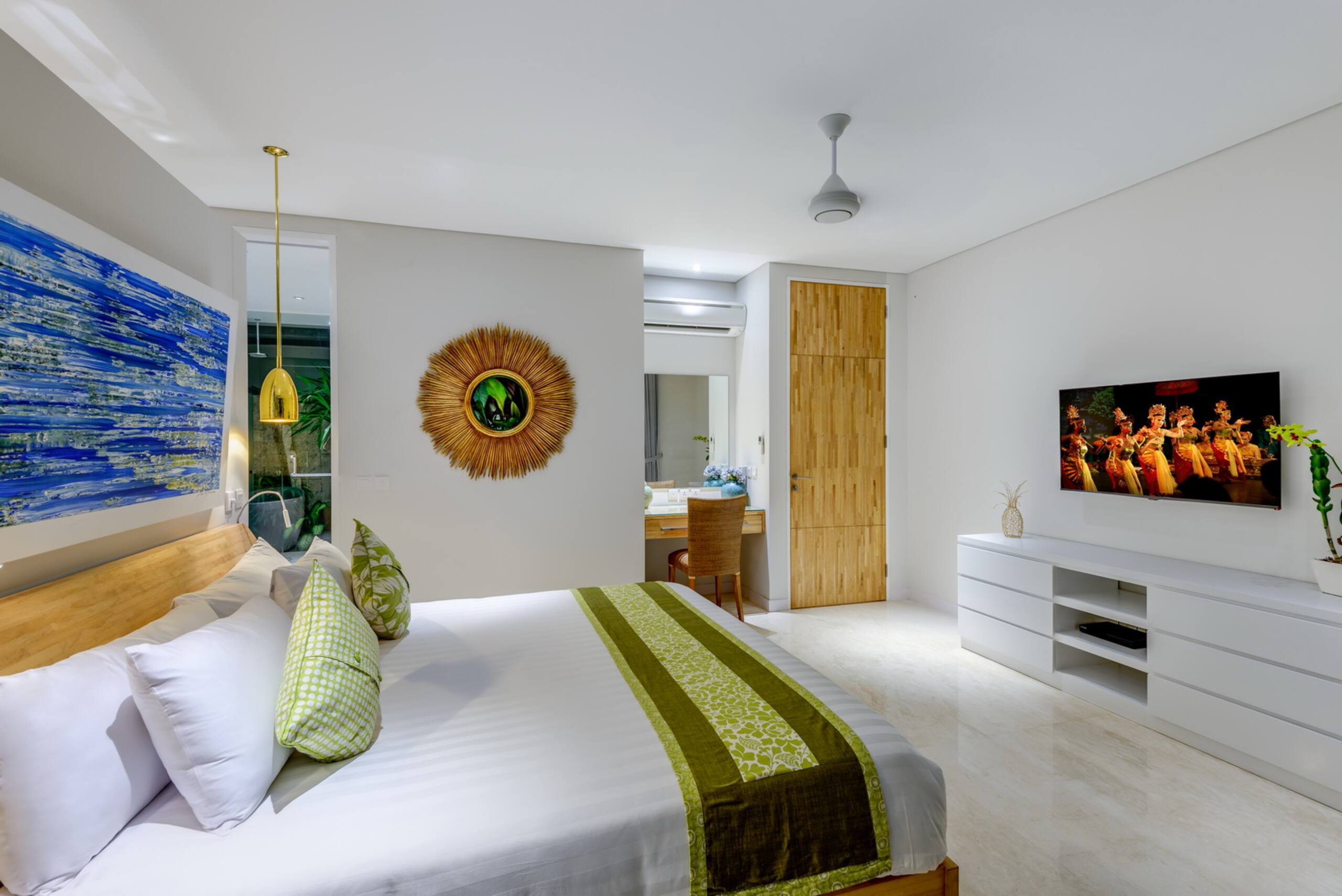 Luxury 4BR, Sleeps 8, Daily BF, Butler, 24hr Sec. — photo 4