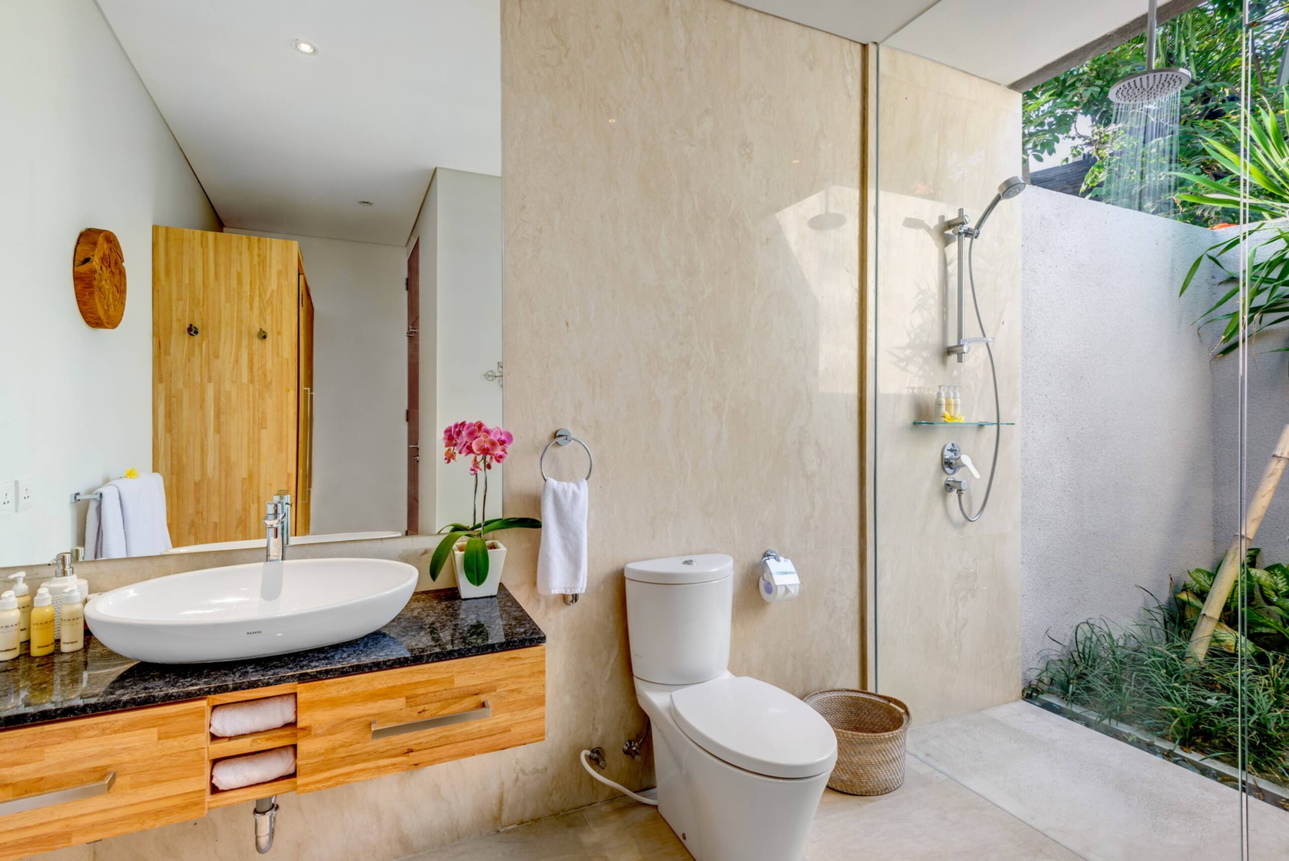 Luxury 4BR, Sleeps 8, Daily BF, Butler, 24hr Sec. 28