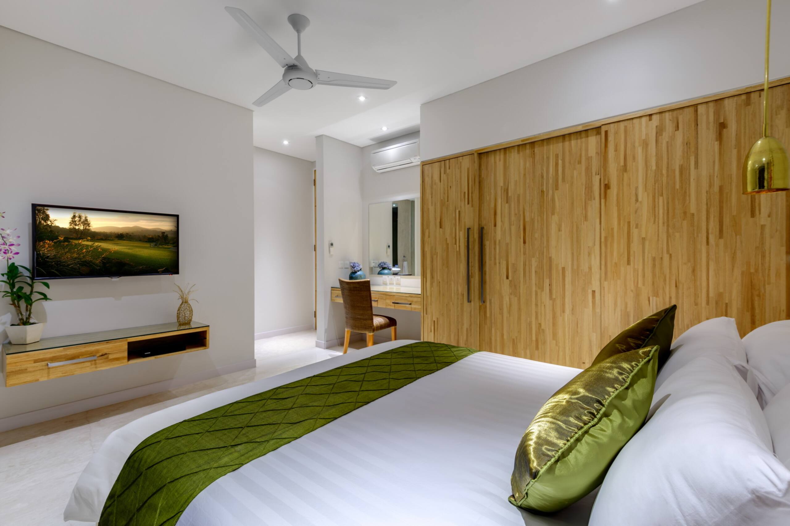 Luxury 4BR, Sleeps 8, Daily BF, Butler, 24hr Sec. 19