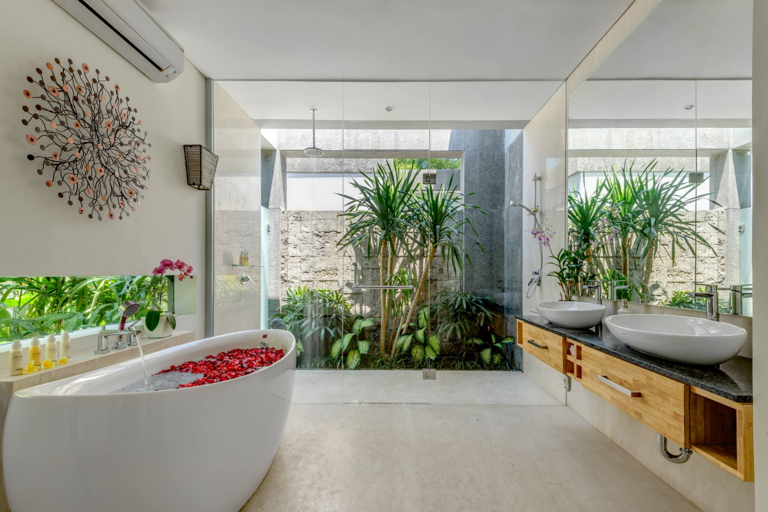 Luxury 4BR, Sleeps 8, Daily BF, Butler, 24hr Sec. 29