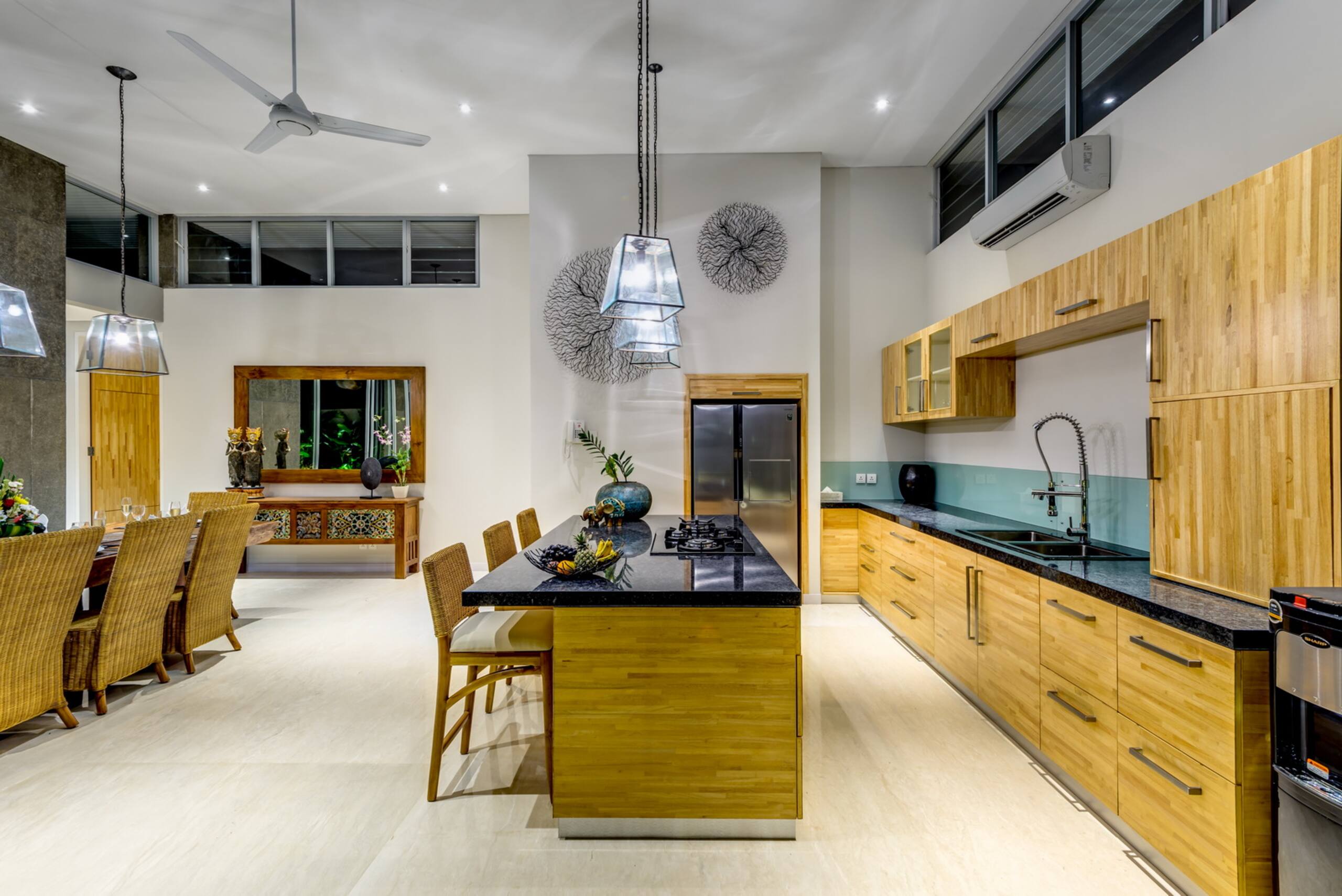Luxury 4BR, Sleeps 8, Daily BF, Butler, 24hr Sec. 23