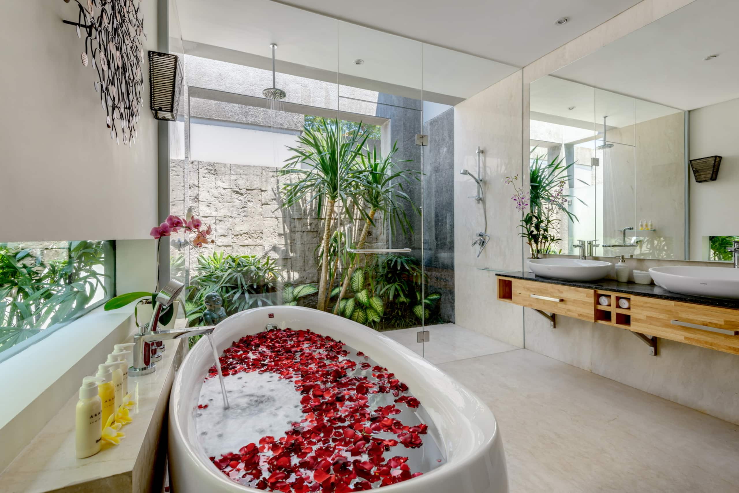 Luxury 4BR, Sleeps 8, Daily BF, Butler, 24hr Sec. 8