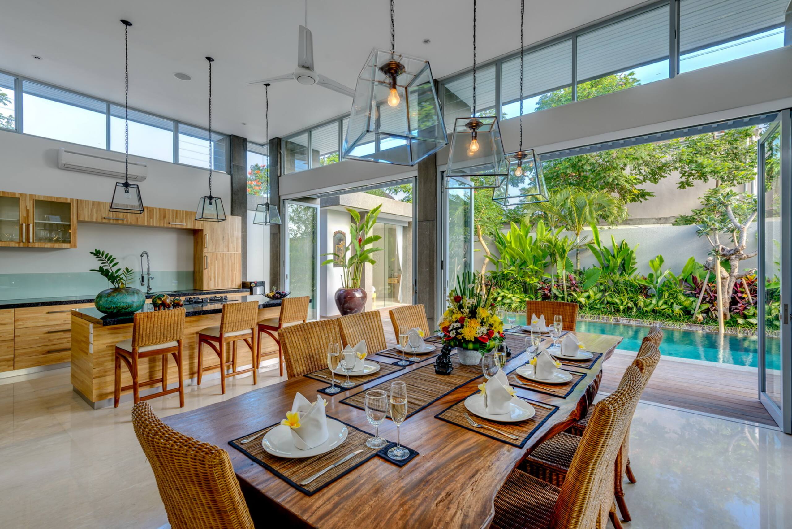 Luxury 4BR, Sleeps 8, Daily BF, Butler, 24hr Sec. 24