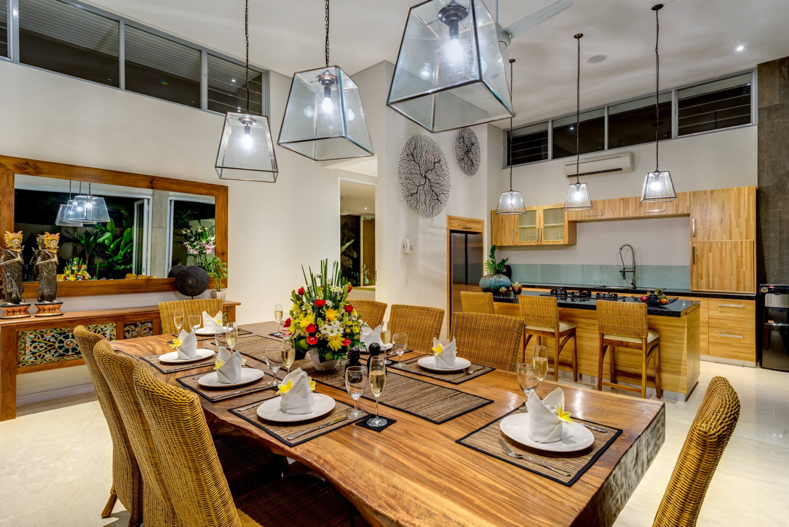 Luxury 4BR, Sleeps 8, Daily BF, Butler, 24hr Sec. 10