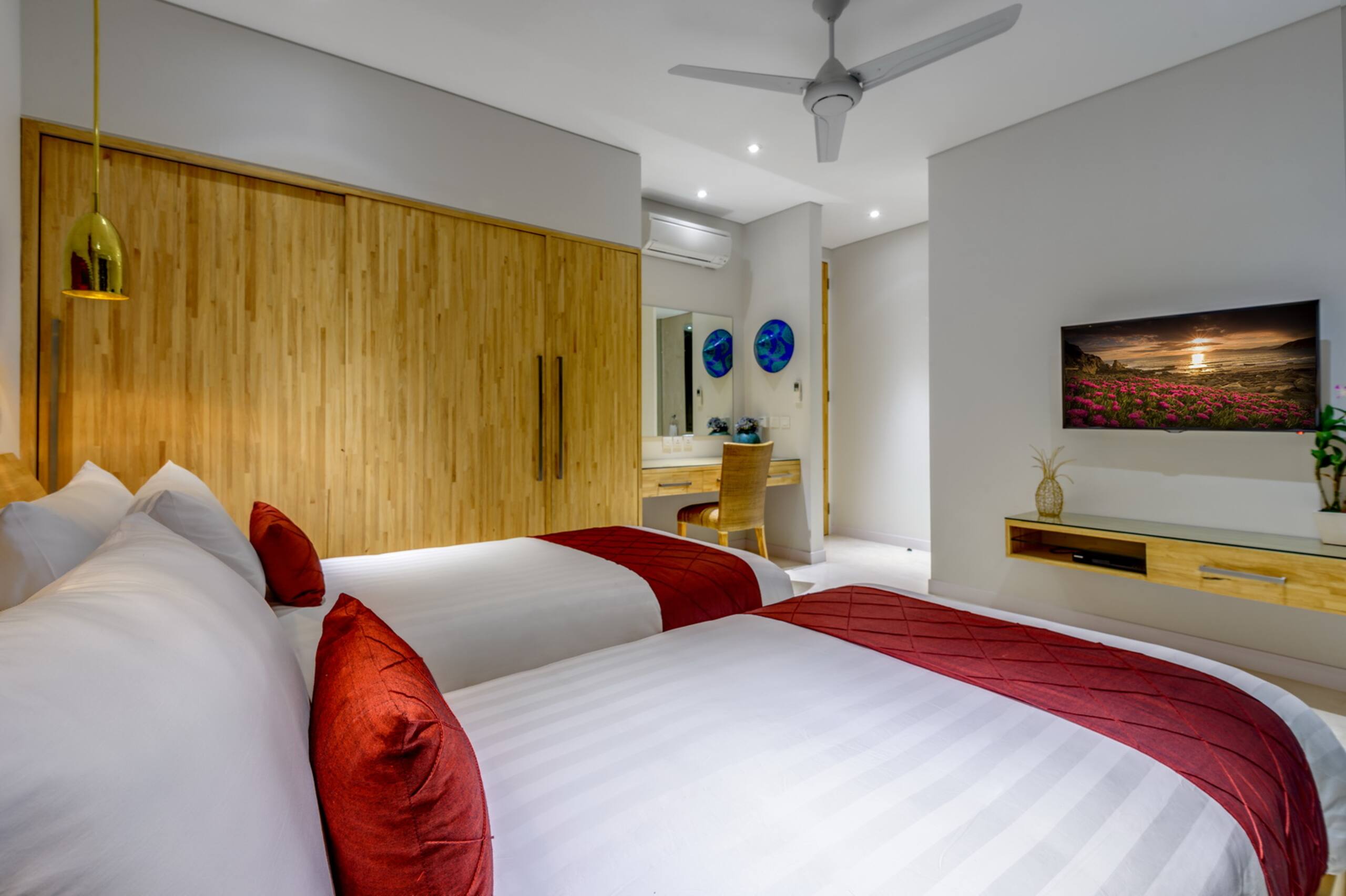Luxury 4BR, Sleeps 8, Daily BF, Butler, 24hr Sec. 18