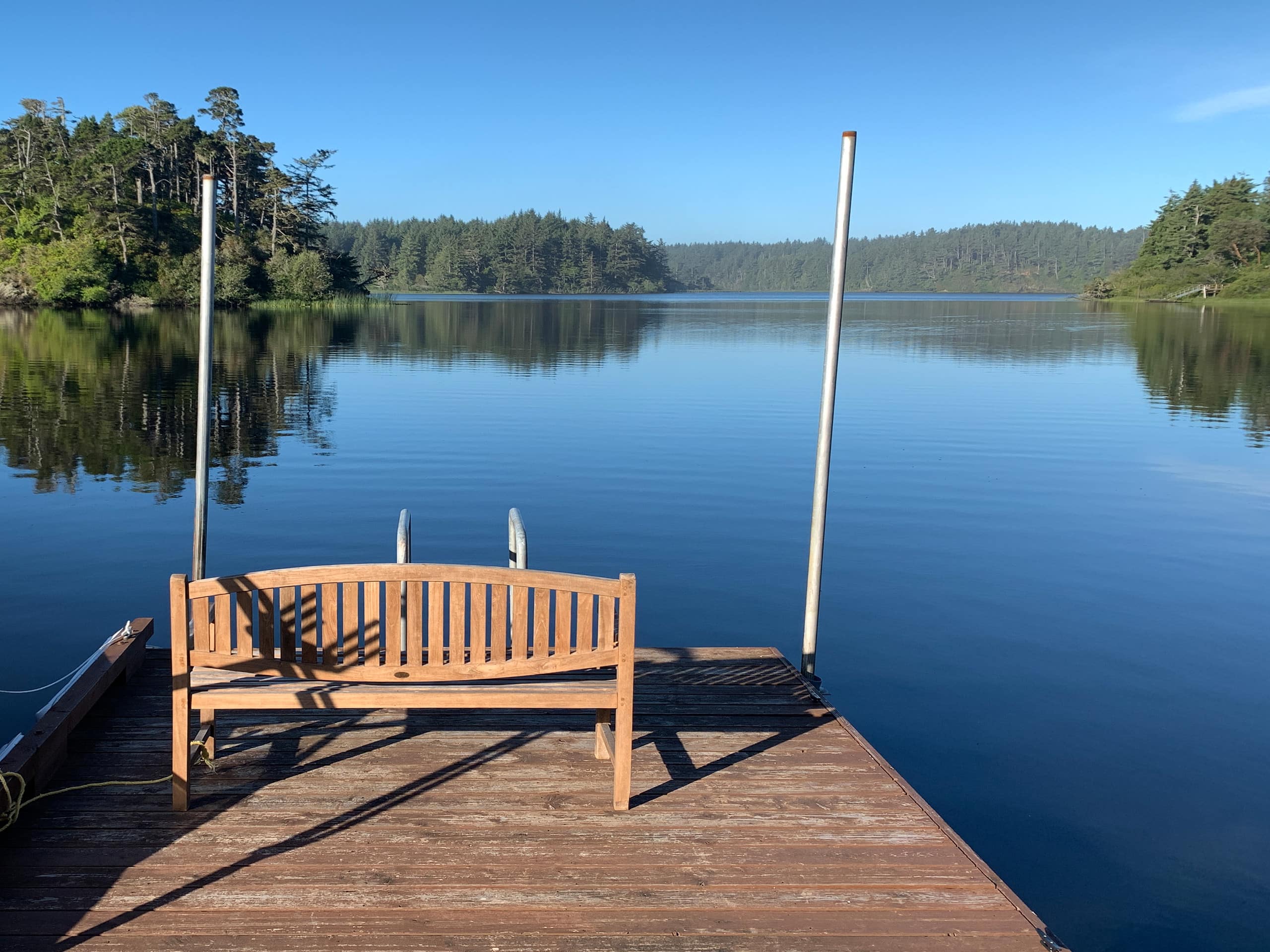 Floras Lake Getaway - Spectacular Lakefront House — photo 3
