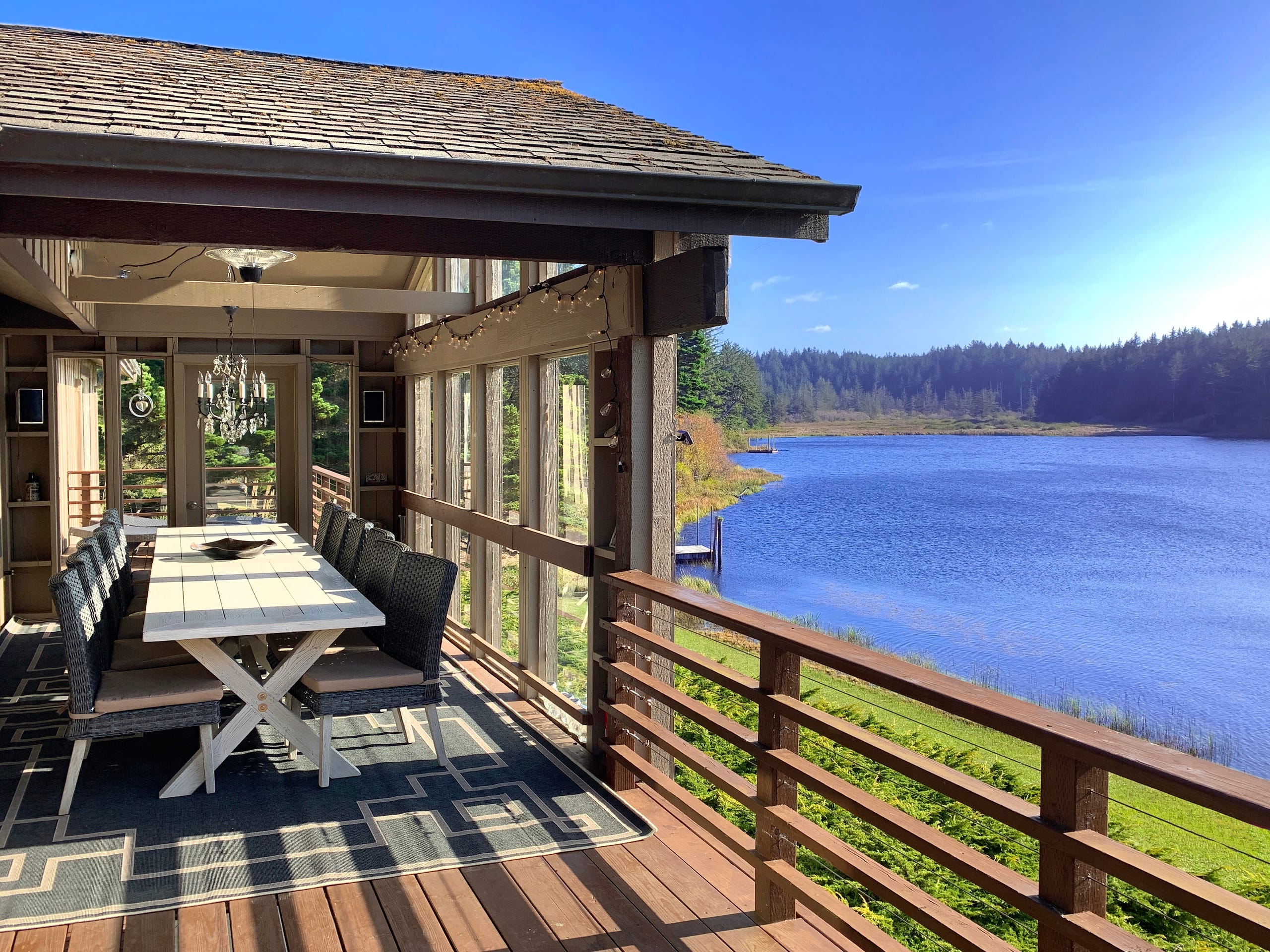Floras Lake Getaway - Spectacular Lakefront House — photo 4