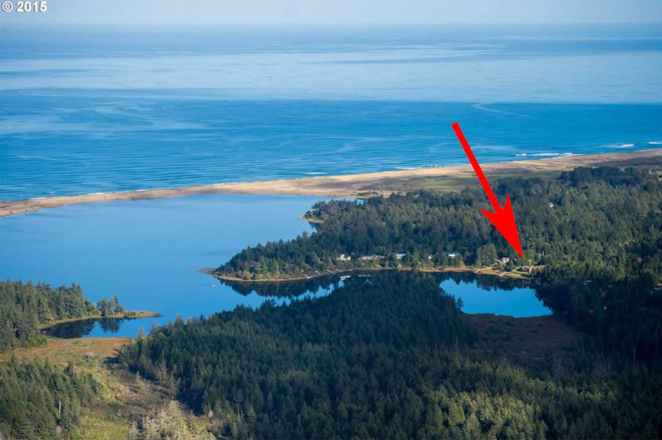 Floras Lake Getaway - Spectacular Lakefront House — photo 2
