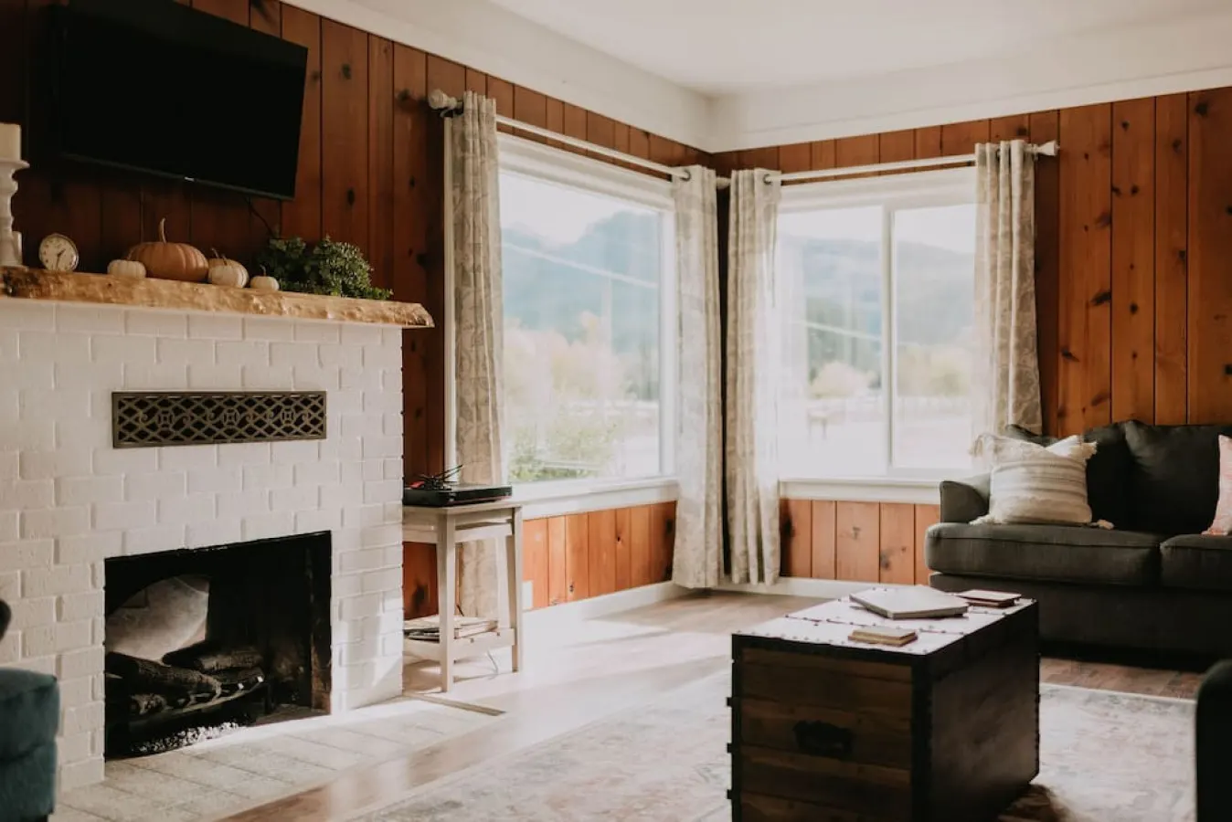 Cozy Farmhouse in Mountains w/ hot tub & firepit 7