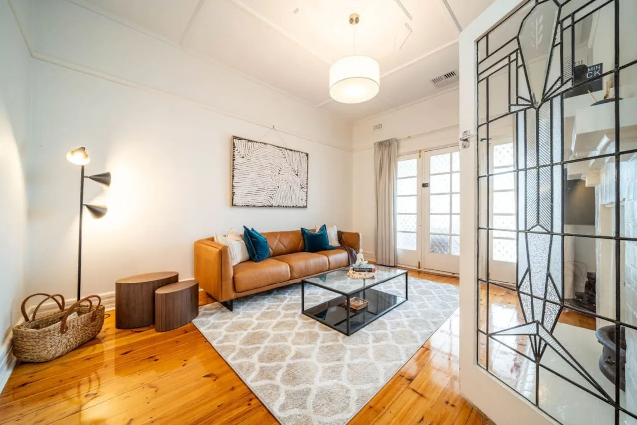 Redgum on Rugless—Coastal Charm near Glenelg Beach