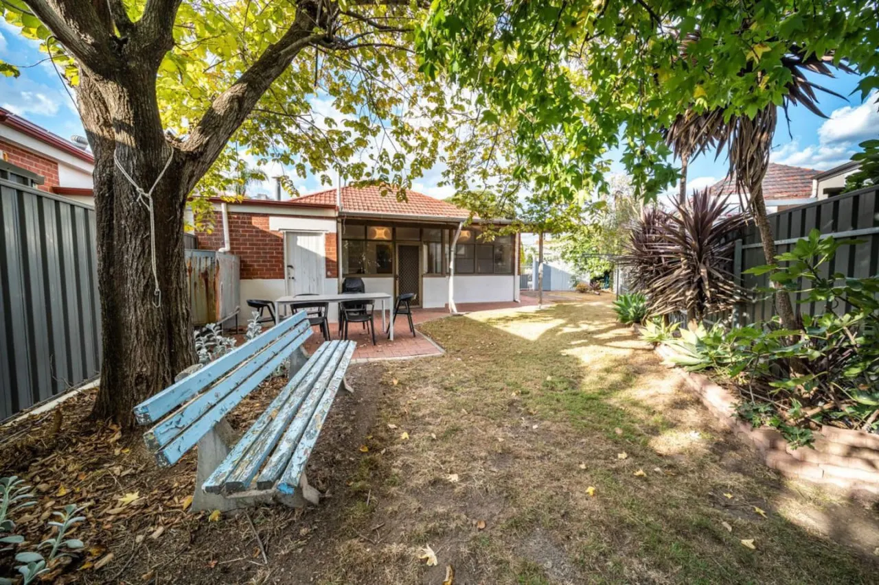 Redgum on Rugless—Coastal Charm near Glenelg Beach — photo 4