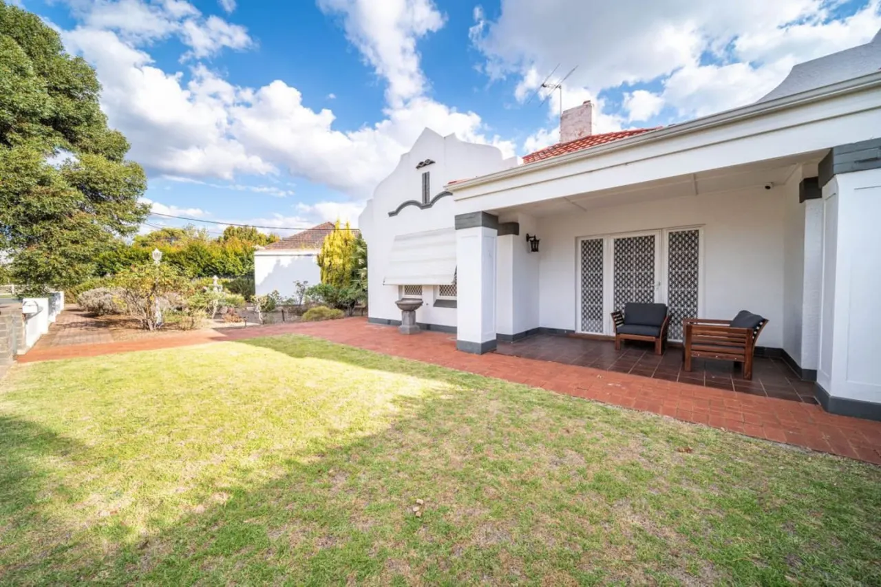 Redgum on Rugless—Coastal Charm near Glenelg Beach 7