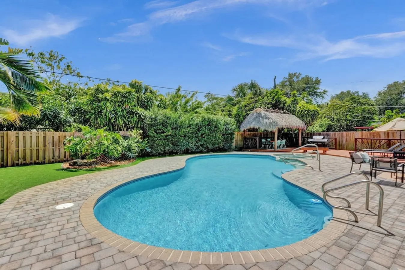 Heated Pool - Hot Tub - Central Location Extended Stay — photo 2
