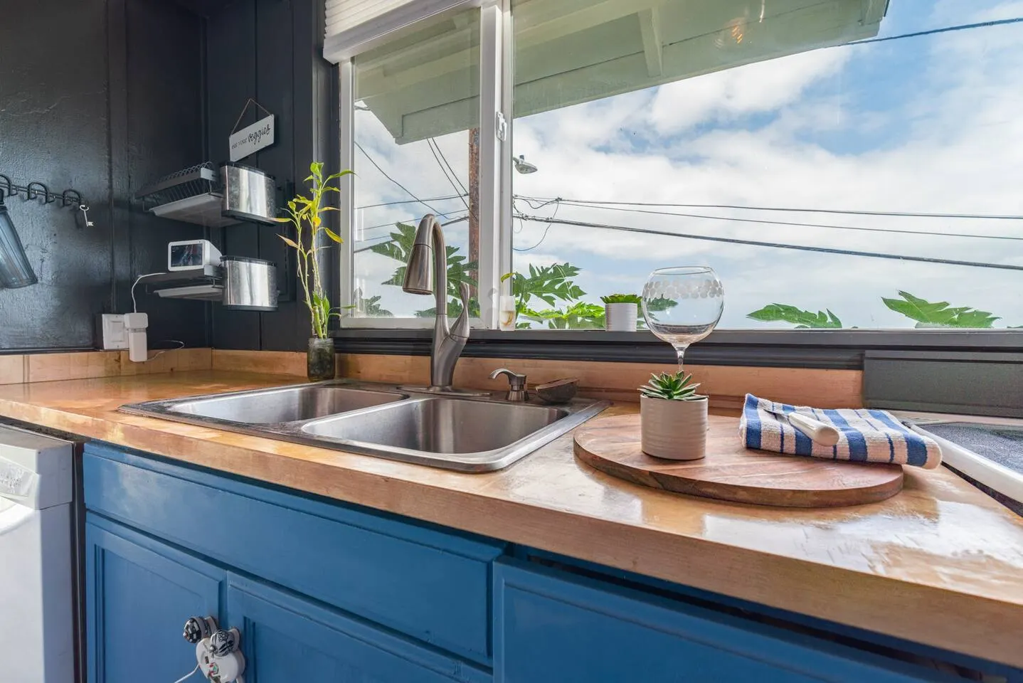 Honolulu Home 3/2.30+ day stays by law 5