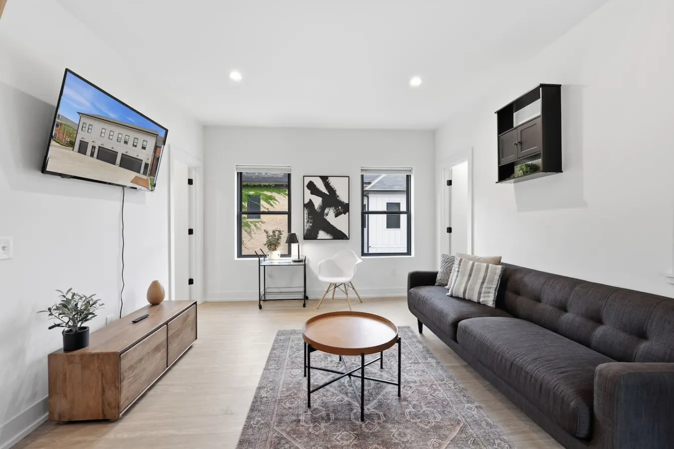 The Capital Loft: Work-Ready Long-Term Retreat 1