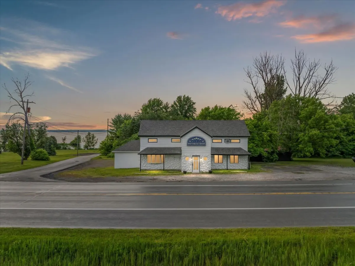 “Whitewaters-Main+Genoa” on Oneida Lake/Sleeps 19