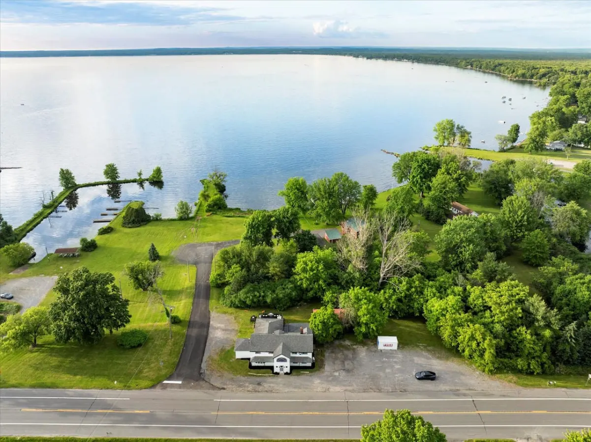“Whitewaters-Main+Genoa” on Oneida Lake/Sleeps 19 — photo 2
