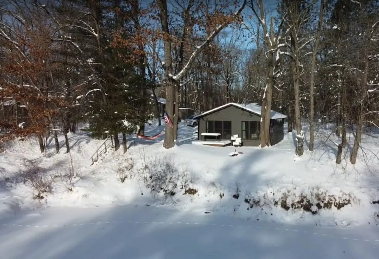 River Cabin Pine City-Riverfront-firepit-kayaks-pets-fireplace 15