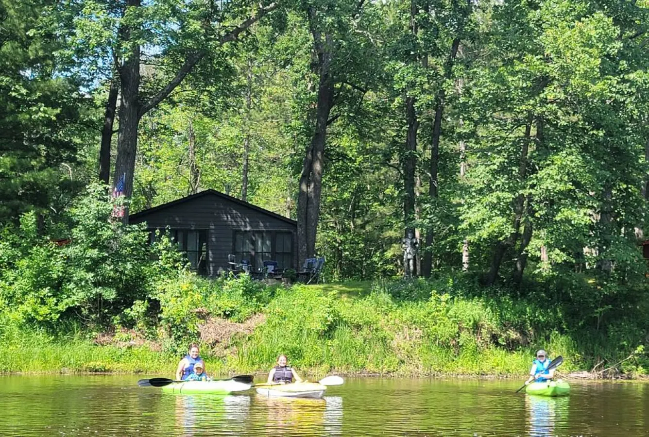 River Cabin · Pine City-Riverfront-firepit-kayaks-pets-fireplace — photo 5