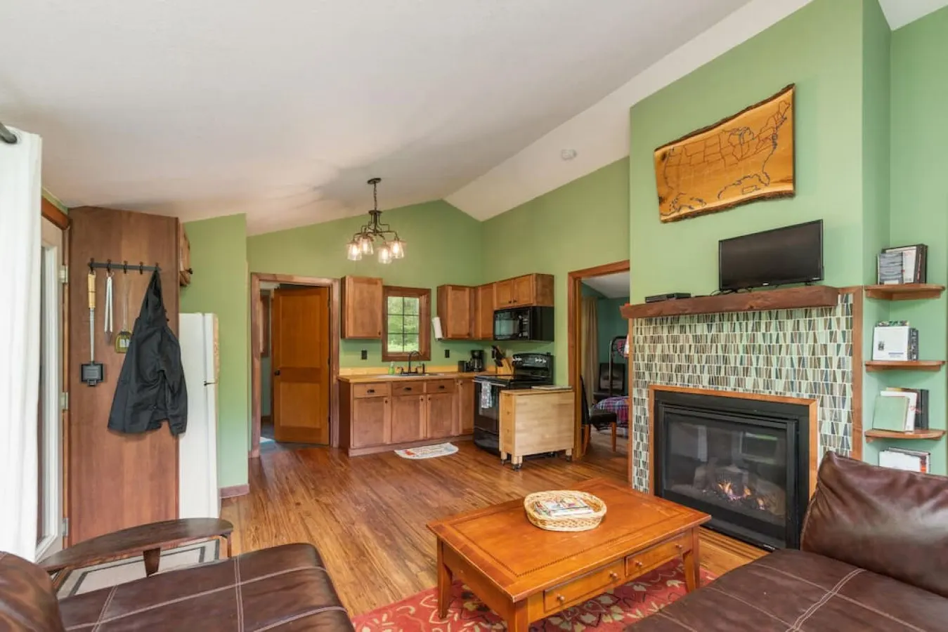 River Cabin Pine City-Riverfront-firepit-kayaks-pets-fireplace 8