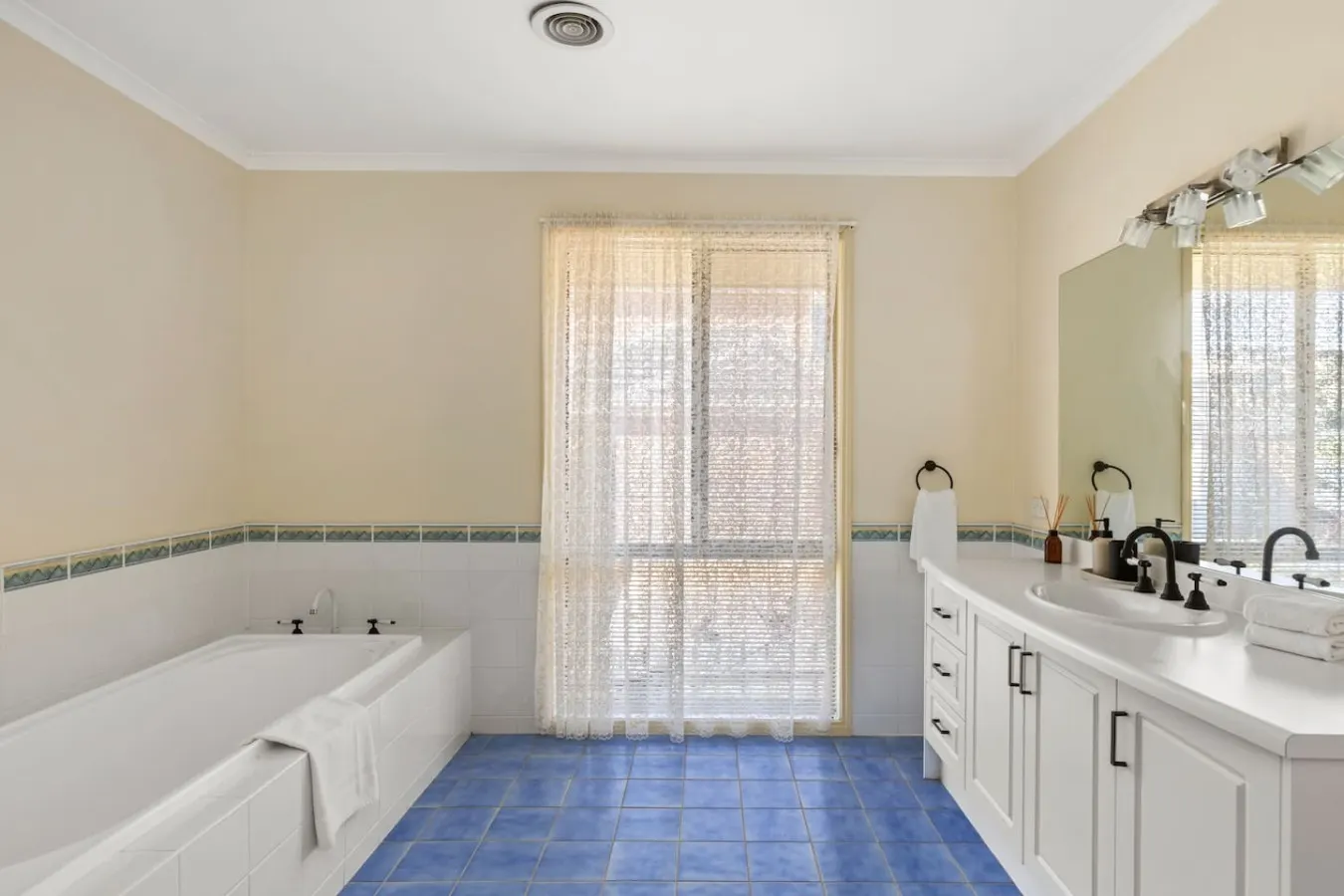 Highton 4BR Near Buckley Falls & Queens Park 16