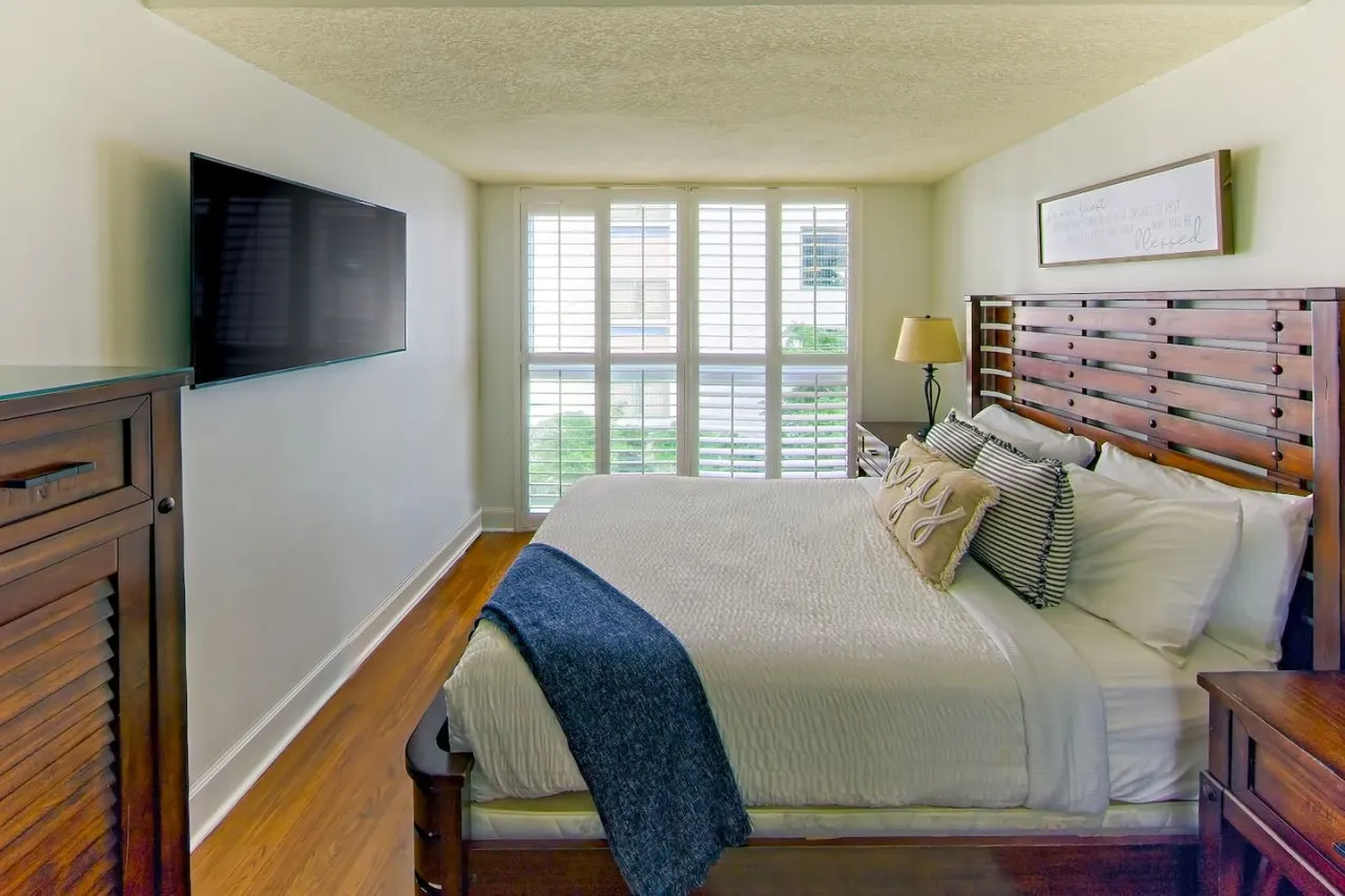 SF 1Bed 1Bath Steps to Marina & CocoWalk in Grove 2