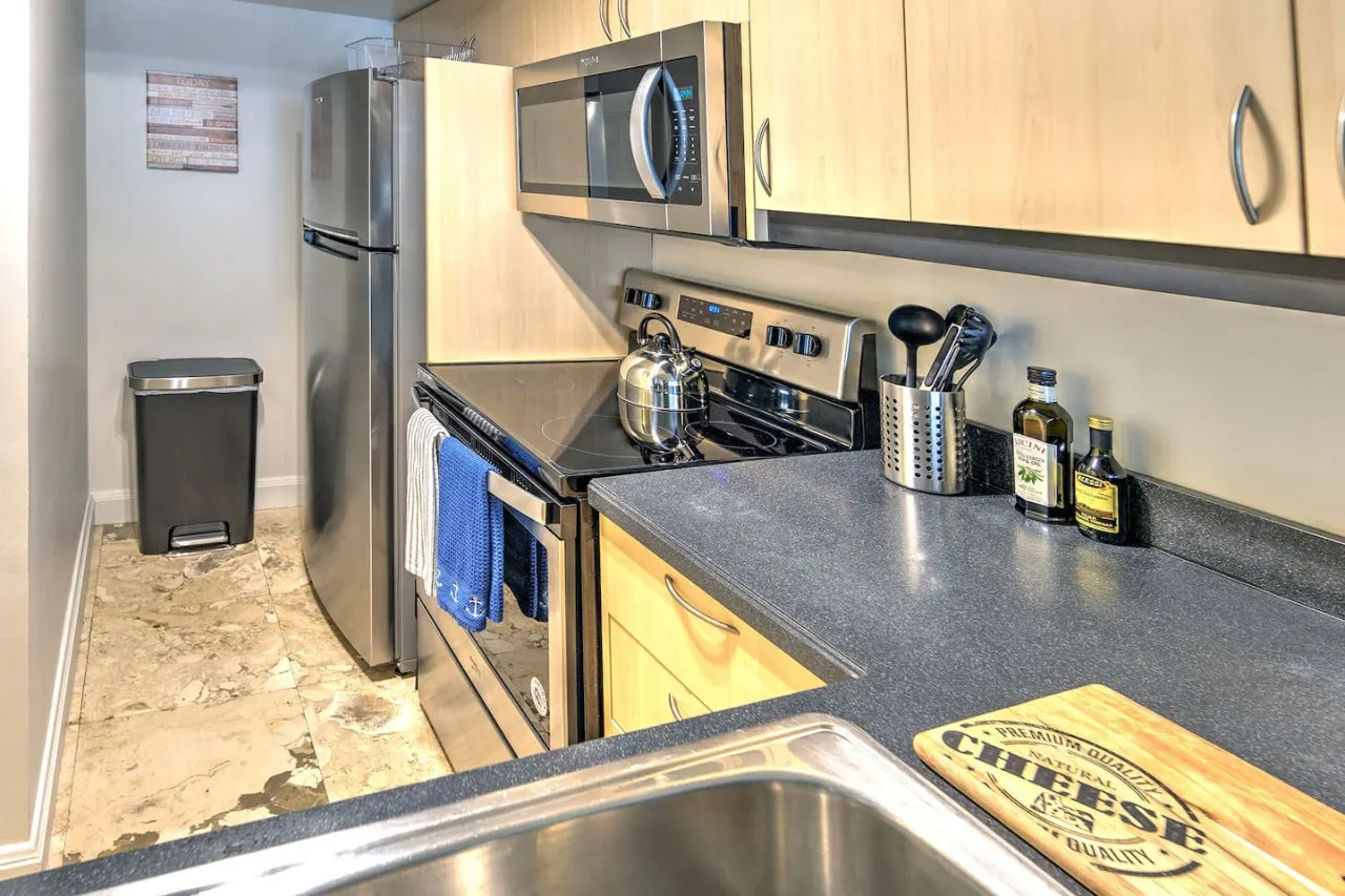 SF 1Bed 1Bath Steps to Marina & CocoWalk in Grove 10