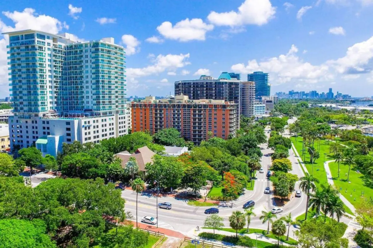 SF 1Bed 1Bath Steps to Marina & CocoWalk in Grove 18