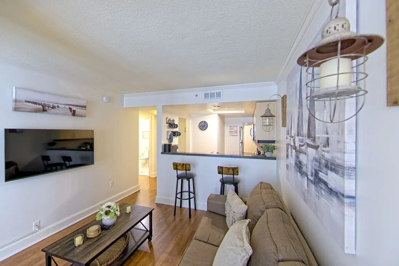 SF 1Bed 1Bath Steps to Marina & CocoWalk in Grove 4
