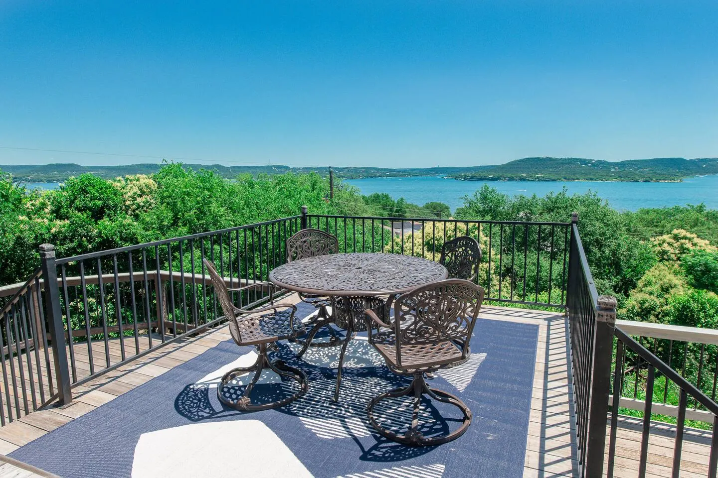 Relaxing Lake View Stay: Hot Tub, Grill & Games 19