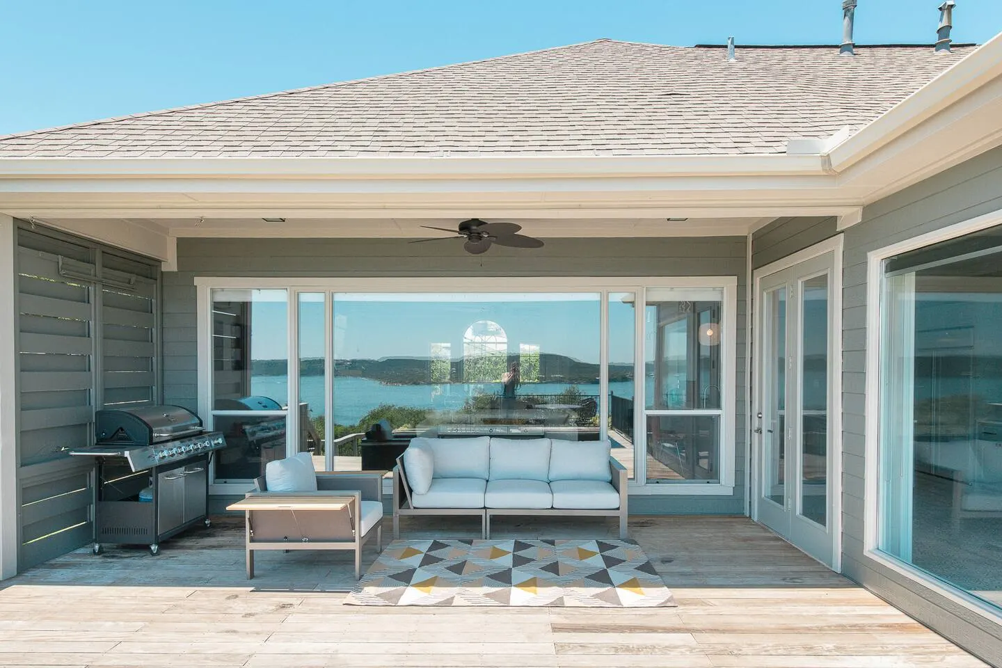 Relaxing Lake View Stay: Hot Tub, Grill & Games 6