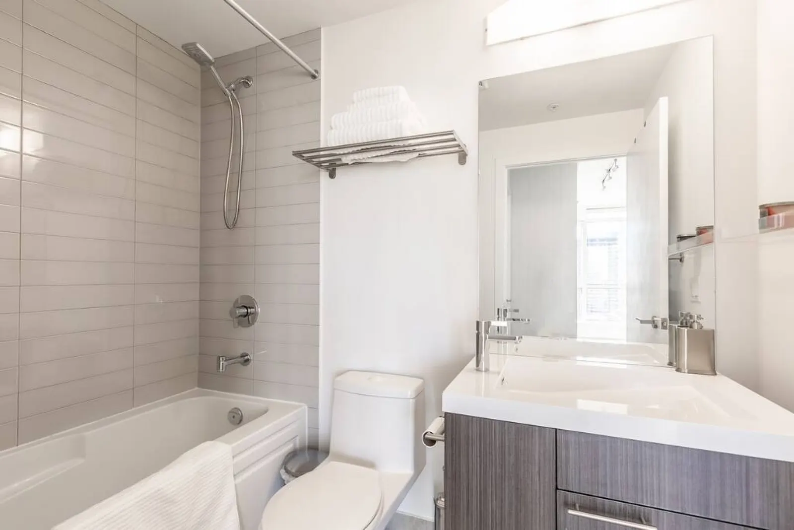 Upscale 1BR Home Incredible Views Free Parking 16