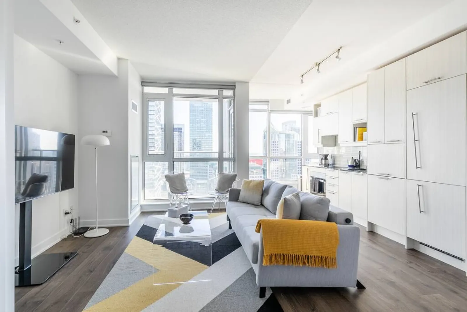 Upscale 1BR Home Incredible Views Free Parking 5